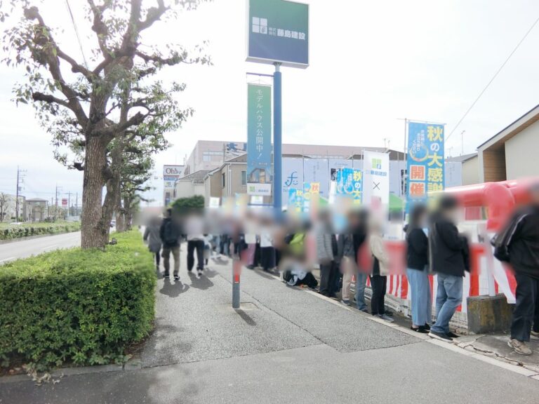 開場前、会場の前に並ぶたくさんの来場者(お顔はぼかしています)